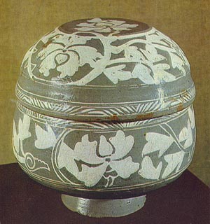 Transitional period, Bun-cheong ware with celadon glaze; rice bowl with lid. Late 14th to early 15th century. Chun Hyung-pil Collection